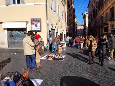 BENVENUTI AD ABUSILANDIA, LA PRIMA CITTA' AL MONDO REGALATA ALL'ESERCITO DEI VENDITORI ABUSIVI! DAL CORNETTARO DI VIA FRATTINA AI VENDITORI DI PATACCHE DEI FORI E PIAZZA NAVONA, DELIRIO E FOLLIA!