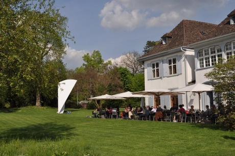 Il ristorante alla fondazione Beyeler (e qualcuno a sinistra riposa sotto una scultura)