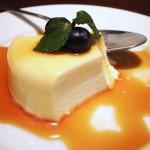 Panna_cotta_with_cream_and_berry