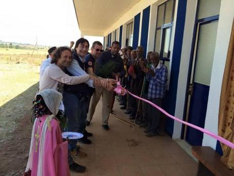 “Progetto Etiopia Onlus – Lanciano” in Etiopia per inaugurare una scuola nel villaggio di Agamsa e monitorare lo stato di avanzamento della costruzione di un pozzo per l’acqua potabile. (nella foto Angelo Rosato, presidente onlus)