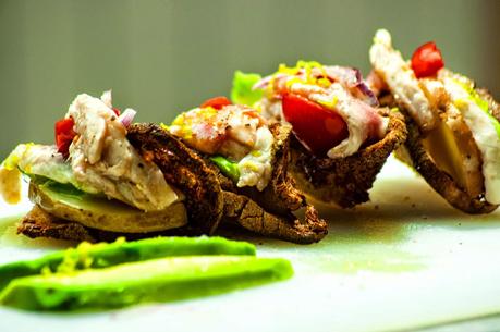 Guscio croccantedi pane casareccio con ceviche di triglia e gallinella 