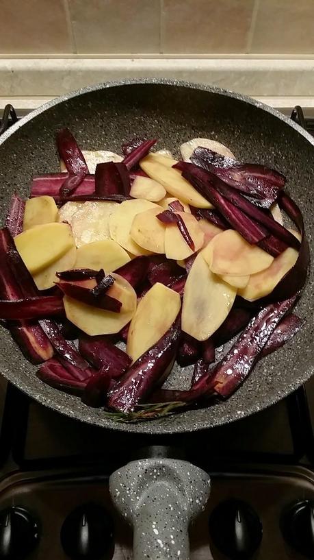 Carote viola e patate rosse saltate con vino bianco