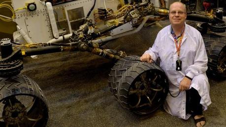 Paolo Bellutta posa (in ciabatte) con il rover Curiosity per una foto ricordo.