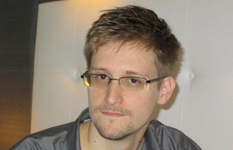 Avvocato di Snowden: gli iPhone spiano chi li usa