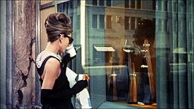 Audrey Hepburn esmorza al Tiffany's.bmp.jpg