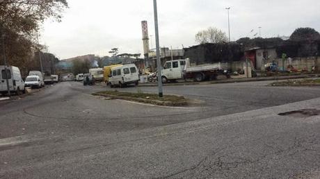 E MENO MALE CHE E' PRESENTE IL PRESIDIO DELLA MUNICIPALE! NEL CAMPO ROM DI VIA SALVIATI IL TRAFFICO DEI RIFIUTI E I ROGHI PROSEGUONO SENZA SOSTA SOTTO GLI OCCHI DEI PIZZARDONI (SIC) - CHE EFFICIENZA!!!