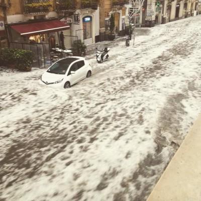 Catania, meteo allarmante: la grandine e la pioggia piegano la città, chiuso Fontanarossa