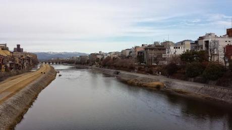 Il Kamogawa, le montagne dal centro di Kyoto