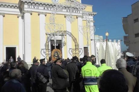 15-Novoli-Fòcara-Effige Sant Antonio in processione-un momento   01-15