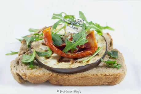 Bruschettine di melanzane, burrata, pomodorini secchi e rucola / Bruschetta with aubergine, burrata, dried tomatoes and rocket