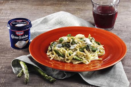 Tagliatelle paglia e fieno con asparagi, crème fraîche e scorza di limone.