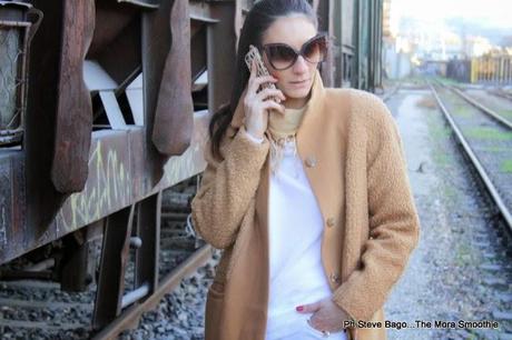 outfit, look, fashion, fashionblogger, isabel garcia, converse, nau, dansk smykkekunst, coat, camel coat, earrings, shoes, pants, sunglasses, shopping, shopping on line, italianblogger, fashionboggeritaliane, outfitoftheday, model, girl, paola buonacara, themorasmoothie