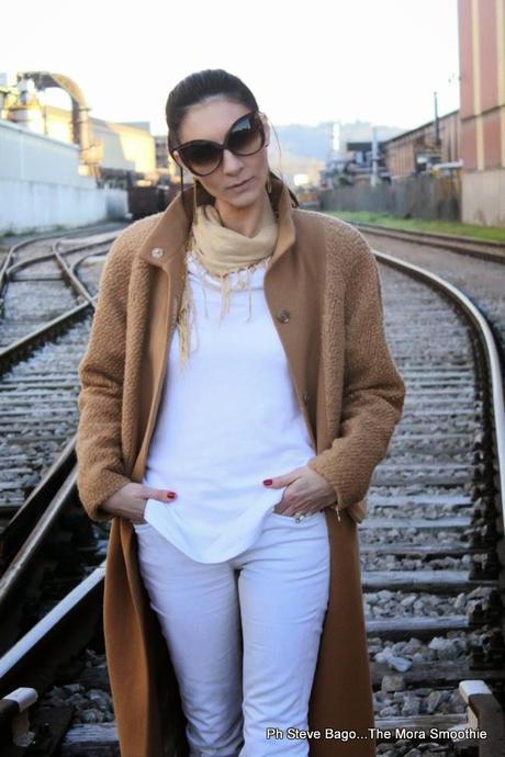 outfit, look, fashion, fashionblogger, isabel garcia, converse, nau, dansk smykkekunst, coat, camel coat, earrings, shoes, pants, sunglasses, shopping, shopping on line, italianblogger, fashionboggeritaliane, outfitoftheday, model, girl, paola buonacara, themorasmoothie