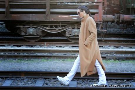 outfit, look, fashion, fashionblogger, isabel garcia, converse, nau, dansk smykkekunst, coat, camel coat, earrings, shoes, pants, sunglasses, shopping, shopping on line, italianblogger, fashionboggeritaliane, outfitoftheday, model, girl, paola buonacara, themorasmoothie