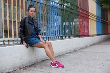 New Balance street style con un look semplice in jeans e giacca di pelle