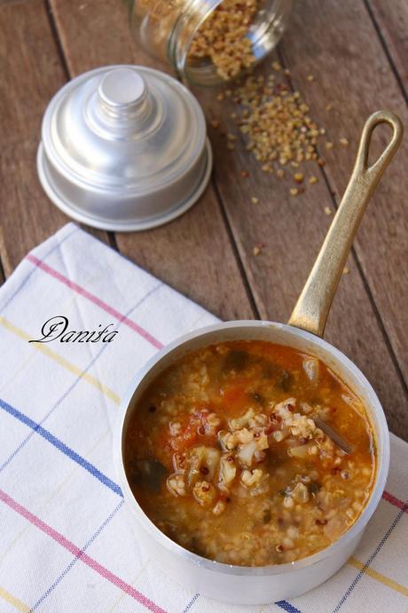 Zuppa vegetale con bulgur e quinoa rossa