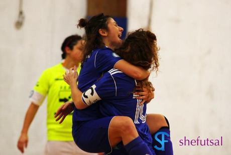 Mencaccini Martina segna il gol dell1-0 nella sfida con l'Olimpus calcio a 5 femminile