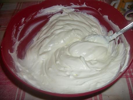 Panna cotta allo yogurt greco e zucchero Truvia e topping alle fragole. .