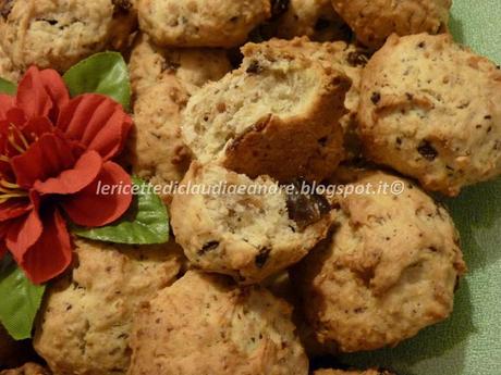 Biscotti del riciclo con banane, arachidi, cioccolato e uvetta, senza uova