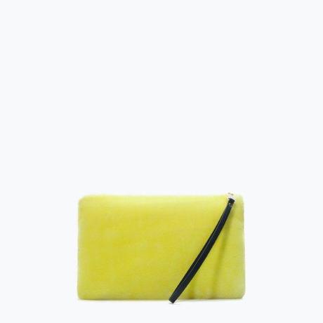 Zara, pochette in pelliccia sintetica, di un portabilissssimo giallo fluo, 19,90€