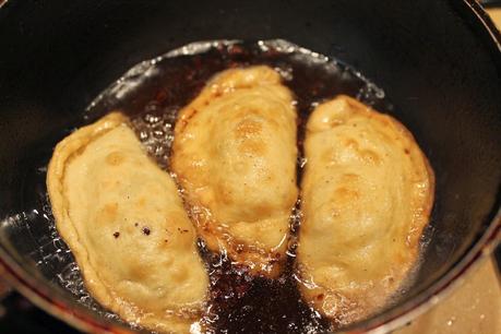 Pastel de queijo, de carne moida, de queijo e presunto, sabor pizza  -  il cibo di strada in Brasile