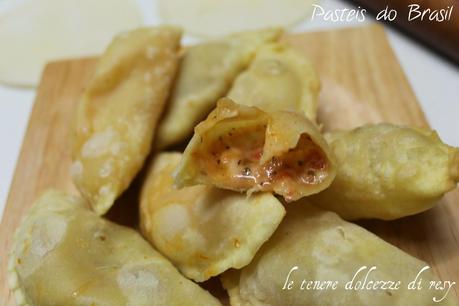 Pastel de queijo, de carne moida, de queijo e presunto, sabor pizza  -  il cibo di strada in Brasile