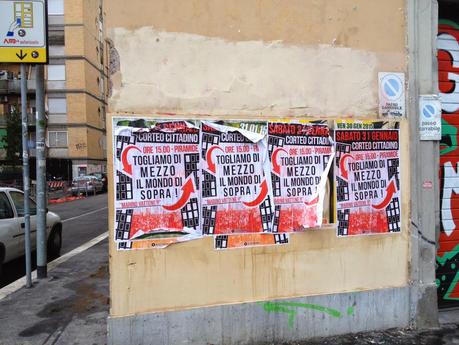 La teppaglia dei movimenti manifesta oggi a Roma. E la riempie di manifesti. Ecco come hanno pubblicizzato l'iniziativa