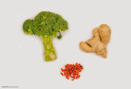 Insalata con broccoli, bacche di Goji e zenzero / Salad with raw broccoli, Goji berries and ginger