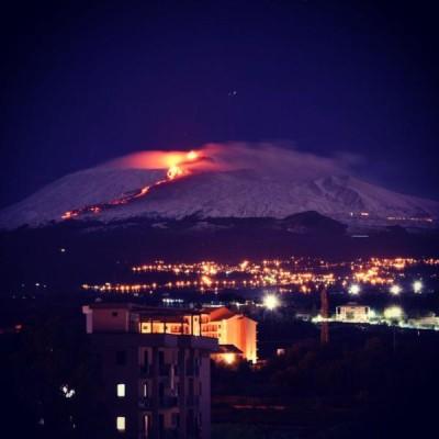 Spettacolare eruzione dell’Etna con alte esplosioni visibili da Siracusa a oltre lo Stretto