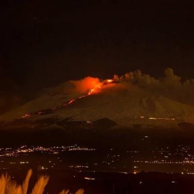 Spettacolare eruzione dell’Etna con alte esplosioni visibili da Siracusa a oltre lo Stretto