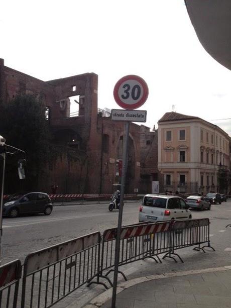 Tutto lo schifo che Sergio Mattarella potrà vedere nel percorso di insediamento da Montecitorio al Quirinale passando per Piazza Venezia. Quaranta immagini per mettere in guardia il Presidente