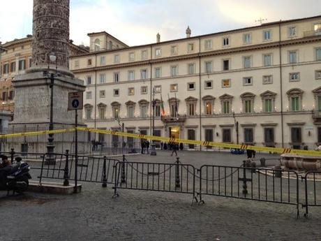 Tutto lo schifo che Sergio Mattarella potrà vedere nel percorso di insediamento da Montecitorio al Quirinale passando per Piazza Venezia. Quaranta immagini per mettere in guardia il Presidente