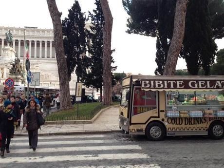 Tutto lo schifo che Sergio Mattarella potrà vedere nel percorso di insediamento da Montecitorio al Quirinale passando per Piazza Venezia. Quaranta immagini per mettere in guardia il Presidente