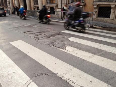 Tutto lo schifo che Sergio Mattarella potrà vedere nel percorso di insediamento da Montecitorio al Quirinale passando per Piazza Venezia. Quaranta immagini per mettere in guardia il Presidente