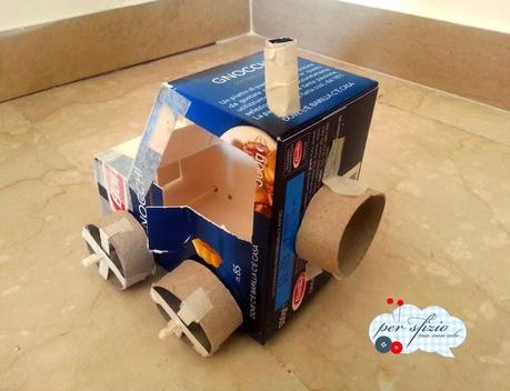 Lavoretti bambini e riciclo creativo - un trattore con la scatola della pasta e...