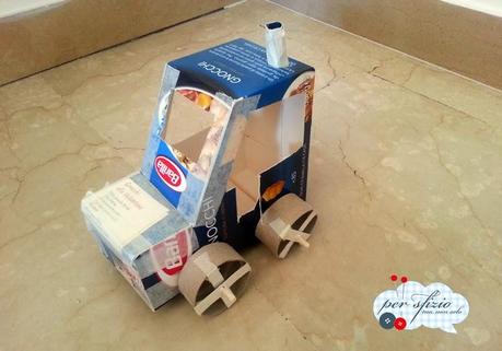 Lavoretti bambini e riciclo creativo - un trattore con la scatola della pasta e...