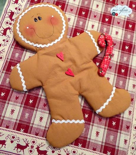 Aspettando il Natale...un gingerbread di tessuto per colorare la nostra casa!