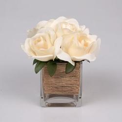 una semplicissima composizione di rose in vaso quadrato