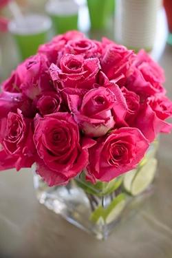 Centrotavola in vaso di rose rosa