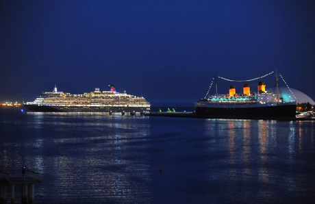 Long Beach: Queen Victoria saluta la RMS Queen Mary
