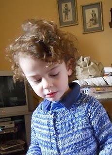 Lorenzo posa eccezionalmente con golfino fatto da mamma... Lorenzo posa eccezionalmente con golfino fatto da mamma...