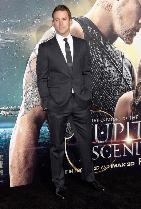 Channing Tatum Jupiter Ascending Premiere Channing Tatum Pairs Bar Striped Tie con vestito del gessato per Jupiter Ascending Premiere