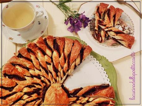 Girasole di pasta sfoglia e crema di nocciole del Piemonte, un fiore per S. Valentino! / Sunflower puff pastry cream and hazelnuts from Piedmont, a flower for Valentines!