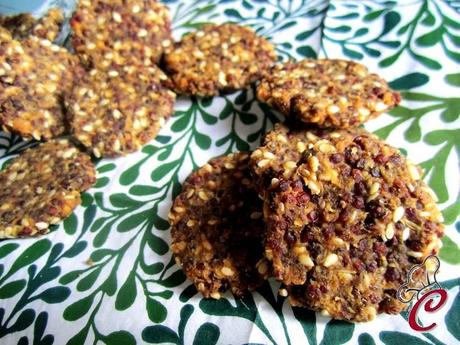 Biscotti di quinoa rossa ai semi: la risposta vincente di una precisa tattica di gioco affinata nel tempo