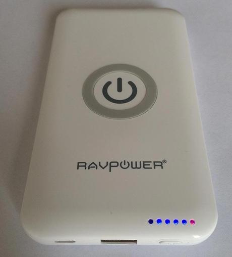Con RavPower RP-WCN11 ricarichi i dispositivi poggiandoli semplicemente sopra la batteria