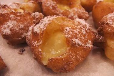 Sgonfietti di Carnevale fritti, un dolce immancabile nella festa più allegra e colorata dell'anno.