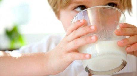 Quando la disinformazione gioca con la vita dei bambini: latte nelle scuole? No, grazie!