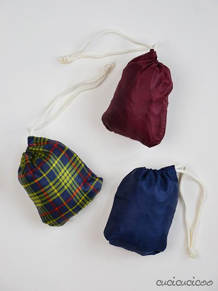 Cartamodello gratuito: la Shopper Portovunque! Recupera il telo da un ombrello o usa tessuto leggero per cucire una shopper bella che si infila dentro un sacchettino col cordoncino nascosto! #carryeverywhereshoppingbag | www.cucicucicoo.com