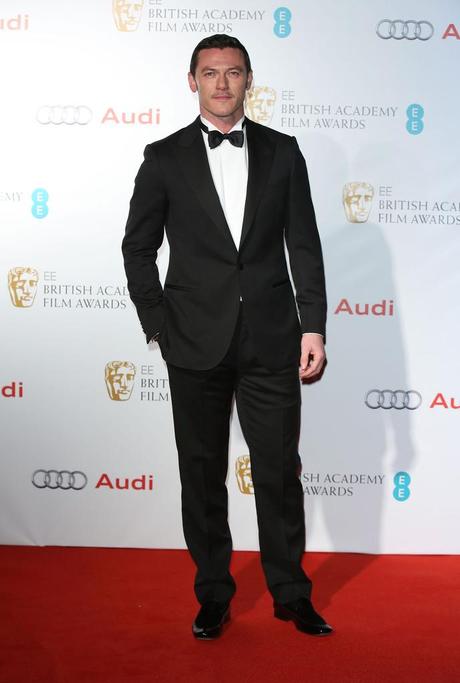 Luke Evans Henry Cavill e Luke Evans Wear Ermenegildo Zegna al 2015 BAFTA Awards