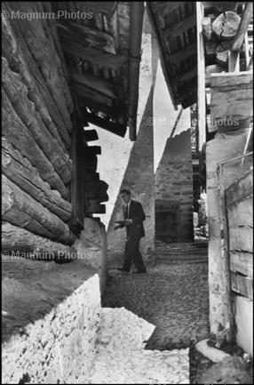 Svizzera. Canton Grigioni. Stampa. Il pittore e scultore svizzero Alberto Giacometti nella sua casa. 1961. © Henri Cartier-Bresson/Magnum Photos